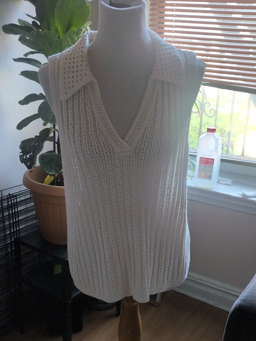 DKNY White Sleeveless V-Neck Knit Tank with Collared Detail